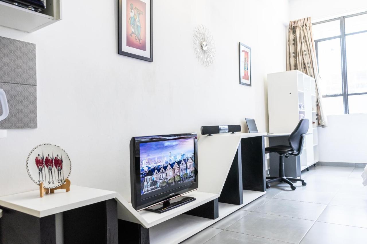 Stunning Maboneng Precinct Studio Apartment At 12 Decades Building Йоханесбург Екстериор снимка